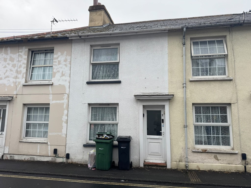 Lot: 175 - TWO-BEDROOM MID-TERRACE HOUSE FOR INVESTMENT - Mid terrace house with painted exterior